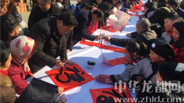 書法家揮毫送“?！?眾市民喜領(lǐng)春聯(lián)