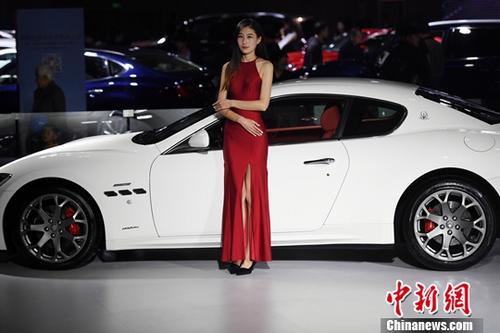 11月9日，2017第14屆中國西南（昆明）國際汽車博覽會在昆明滇池國際會展中心開展，市民欣賞了一場汽車盛宴。會展現(xiàn)場還展出了新能源汽車及機(jī)車。<a target='_blank' href='http://www.chinanews.com/'>中新社</a>記者李進(jìn)紅攝