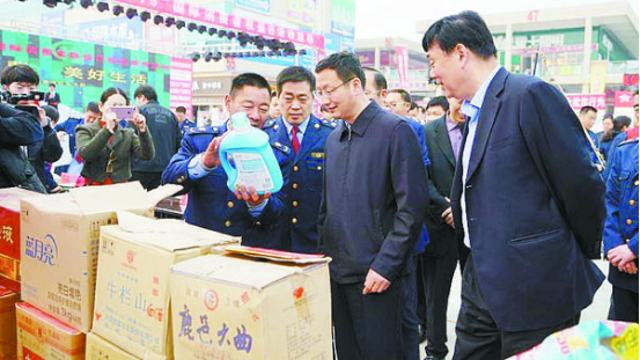 項(xiàng)城市消協(xié)、市工商局舉行國(guó)際消費(fèi)者權(quán)益日宣傳活動(dòng)
