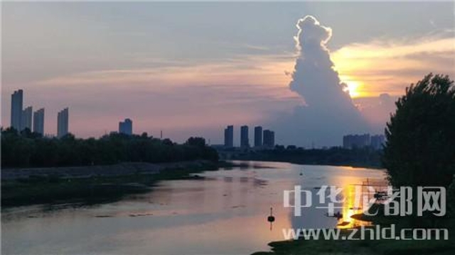 為了這朵云，周口人聚集在大慶路橋上……