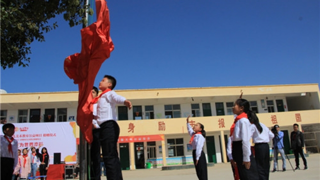 周口留守兒童的國慶節(jié)：敬隊禮、升國旗