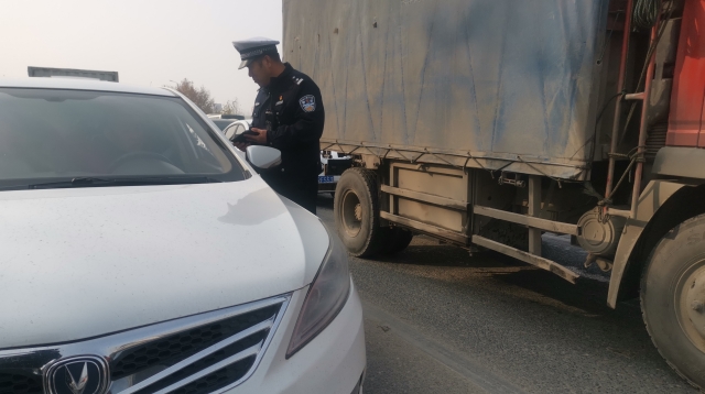 周口限行第一天，交警蜀黍上路勸返近百輛車