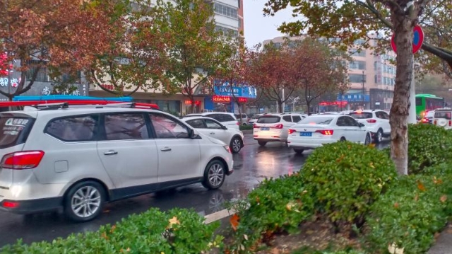 雨中道路擁堵，市民可繞行！