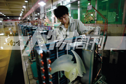2010年5月10日，珠海格力電器工廠里，工人正在流水線上生產家用空調（方迎忠）
