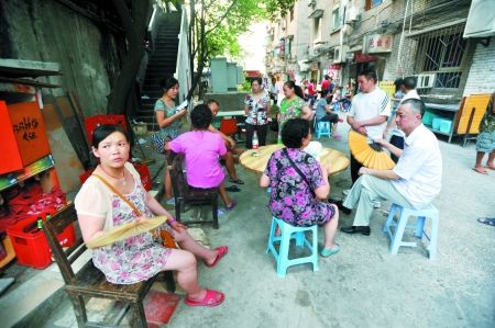 昨日,沙坪壩渝碚路,停電后市民來(lái)到院壩里乘涼。記者 張路橋 實(shí)習(xí)生 陳超 攝 昨日,沙坪壩渝碚路,停電后市民來(lái)到院壩里乘涼。記者 張路橋 實(shí)習(xí)生 陳超 攝