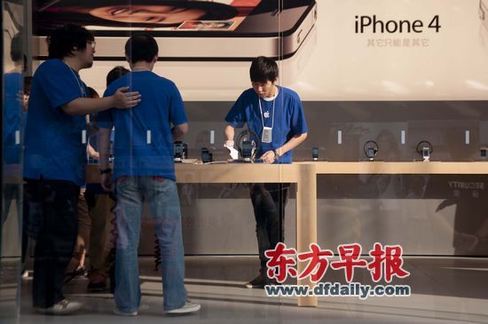 不少蘋果零售店柜臺(tái)人員說(shuō)，現(xiàn)在iPhone 4很缺貨。早報(bào)記者 王炬亮 實(shí)習(xí)生 楊深來(lái) 圖