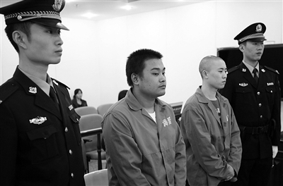 吳澤西（光頭者）與雷雨聲在庭上受審。通訊員 李森 攝
