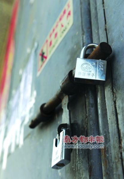 生產(chǎn)LED燈具的南海丹灶帥亮五金制品廠大門緊鎖，老板走佬。南都記者 陳志剛 攝
