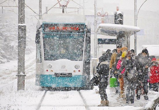 冬季，大連市民在雪中等候202路鐺鐺車 新華社發(fā)(呂文正 攝) 