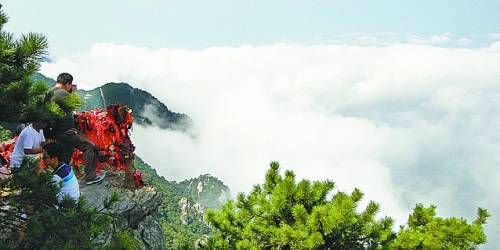  廬山云霧變幻莫測(cè)，常常轉(zhuǎn)瞬間便換了模樣。
